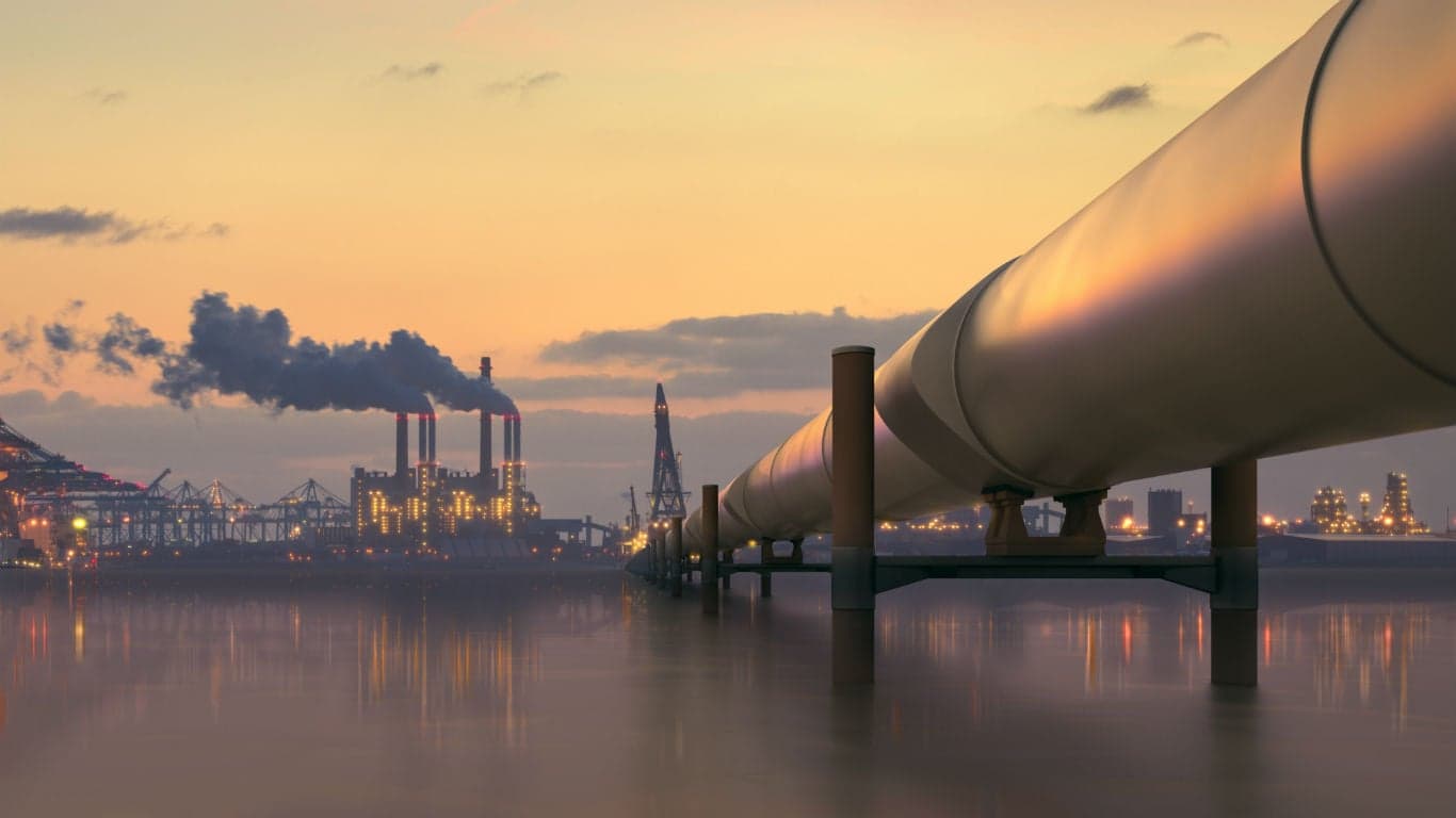 Forget High-Flying Oil Drillers: 1 Fee-Based Midstream Giant to Buy Right Now
