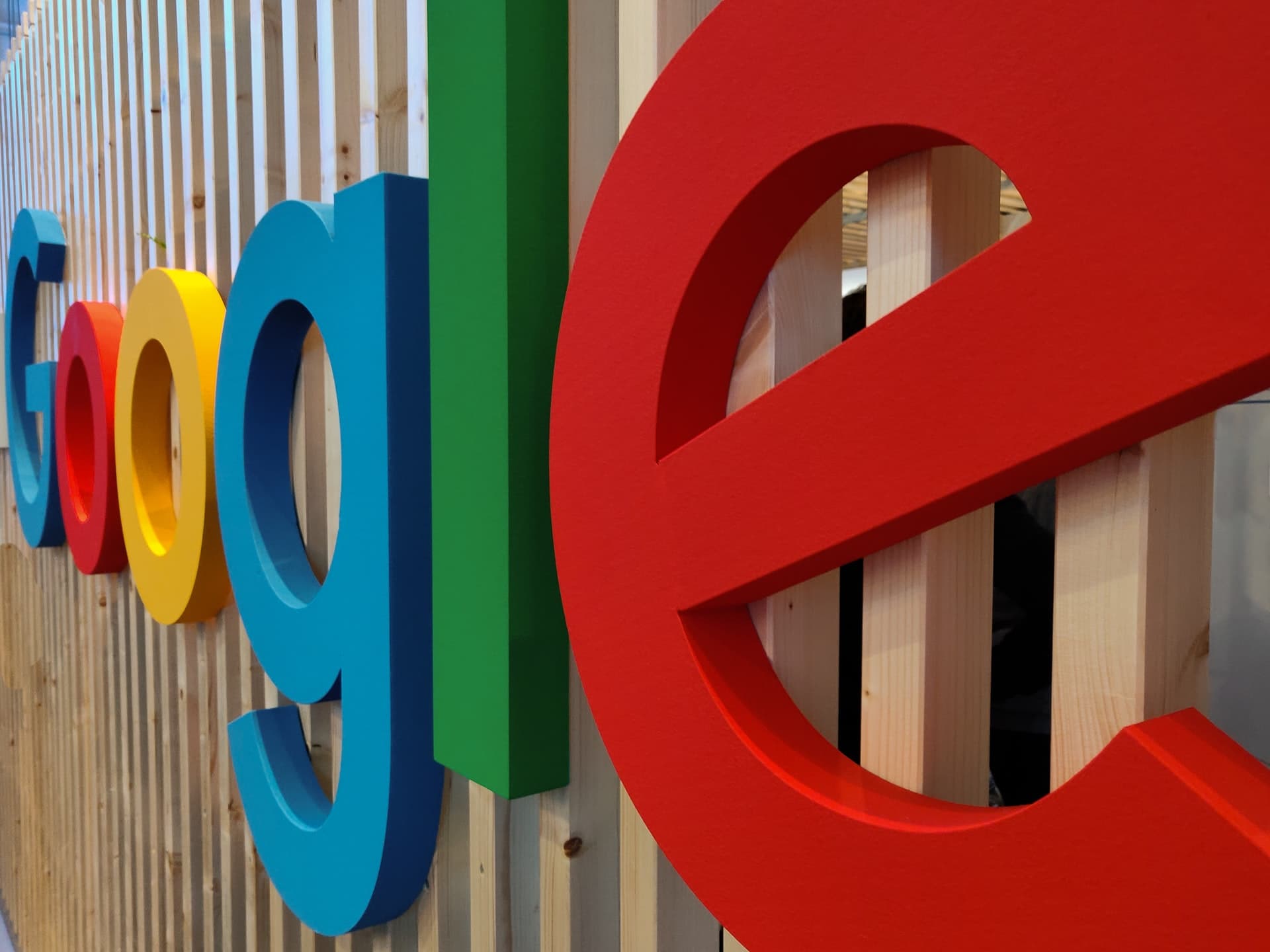 Jim Cramer Believes “Alphabet Could Raise Serious Money”